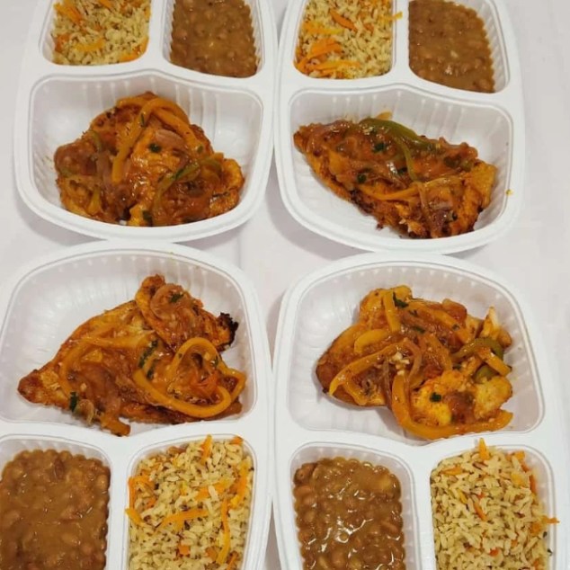 Marmita com arroz, feijão e filet de frango