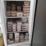 Geladeira com marmitas prontas