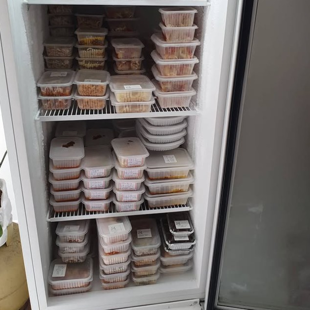Geladeira com marmitas prontas
